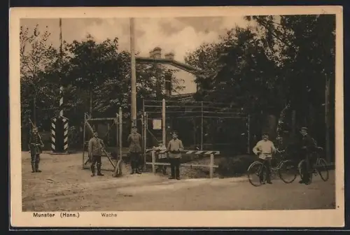 AK Munster /Hann., Soldaten am Wachhäuschen