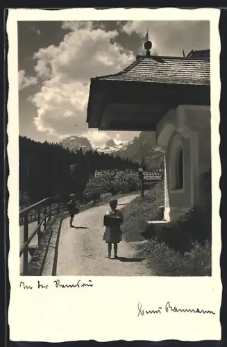 Foto-AK Ramsau, Weg mit Kapelle und Alpenpanorama
