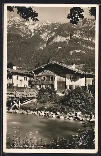 AK Alt Garmisch a. d. Loisach, Häuser an der Loisach vor Bergkulisse