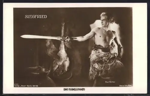 AK Film Die Nibelungen, Paul Richter als Siegfried nach dem Schmieden des Schwertes