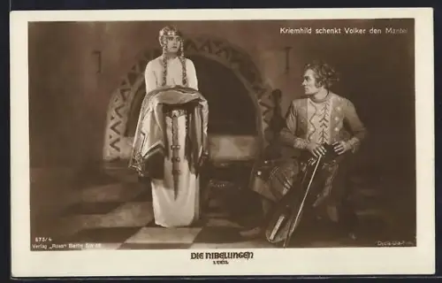AK Die Nibelungen, 1.Teil, Kriemhild schenkt Volker den Mantel