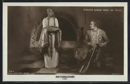 AK Die Nibelungen, 1.Teil, Kriemhild schenkt Volker den Mantel