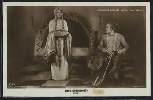AK Die Nibelungen, 1.Teil, Kriemhild schenkt Volker den Mantel