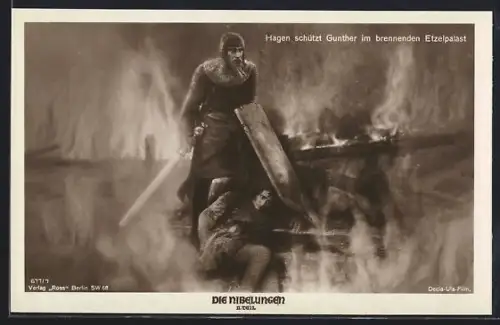AK Film Die Nibelungen, Hagen schützt Gunther im brennenden Etzelpalast