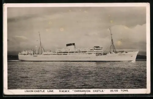 AK Passagierschiff R.M.M.V. Carnarvon Castle der Union-Castle Line in Fahrt vor Küste
