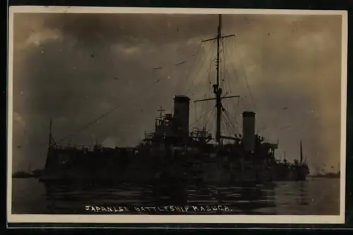 Foto-AK Japanisches Schlachtschiff Kasuga in der Dämmerung, Kriegsschiff