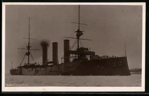 AK Kreuzer Essex langsame Fahrt laufend, Kriegsschiff