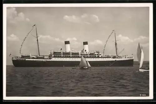 AK Passagierschiff MS Monte Olivia in Küstennähe, im Vordergrund Segelboote