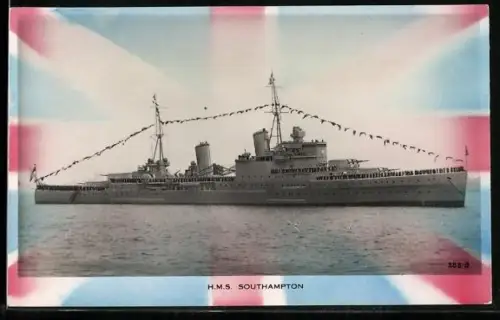 AK Kreuzer Southampton mit Besatzung in Paradeaufstellung, Kriegsschiff