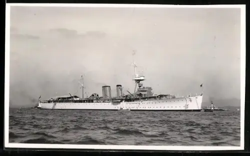 Foto-AK Kreuzer Adventure an der Festmachertonne mit kleiner Barkasse längsseits, Kriegsschiff