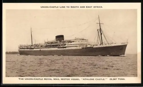 AK The Union-Castle Royal Mail Motor Vessel Athlone Castle in Küstennähe, Passagierschiff