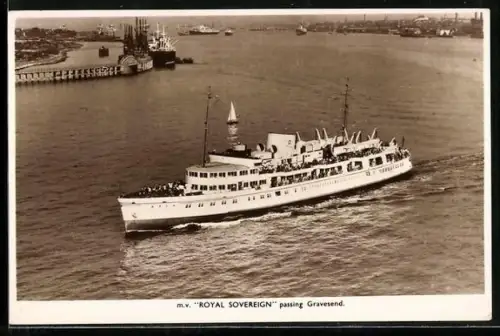 AK Passenger vessel M.V. Royal Sovereign passing Gravesend, Passagierschiff