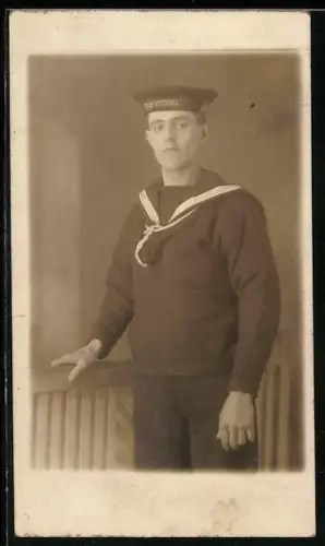 Foto-AK Matrose des Segellinienschiffes H.M.S. Victory