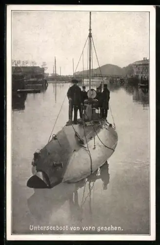 AK U-Boot von vorn gesehen mit der Mannschaft an Deck