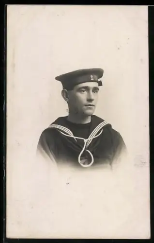 AK Matrose der Royal Navy in Uniform mit Tellermütze