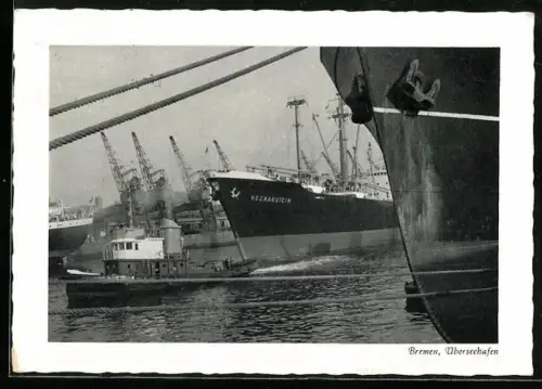 AK Bremen, Frachtschiff Neckarstein im Überseehafen, im Vordergrund Schleppdampfer, Handelsschiff