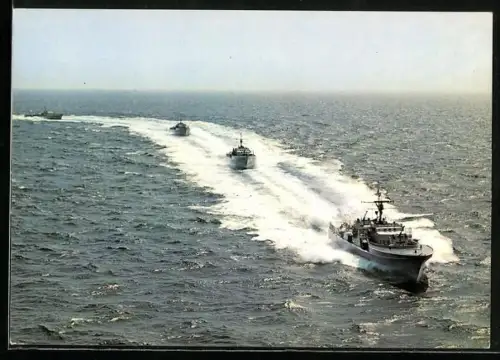 AK Schnellboote der Bundesmarine vom Typ Jaguar in Kiellinie Höchstfahrt laufend