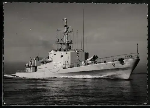 AK U-Boot-Jagdboot Theseus der Bundesmarine mit Kennung P6115 und Raketenwerfer auf dem Vorschiff