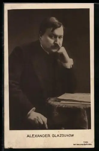 AK Alexander Glazounow, Portrait mit aufgestützter Hand an einem Tischchen
