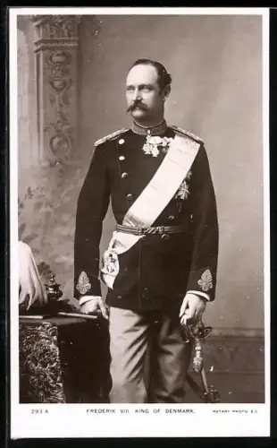 AK König Frederik VIII. von Dänemark in Uniform mit Orden