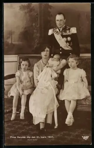 AK Prinz Harald von Norwegen in den Armen seiner Mutter