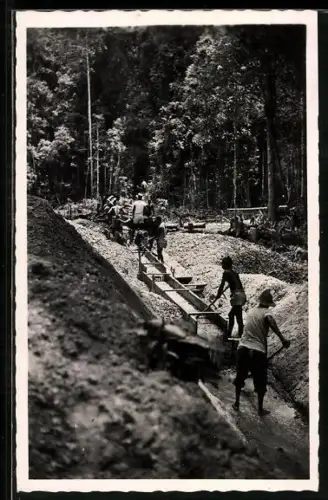 AK Minenarbeiter in einem Goldbergwerk im Kongo
