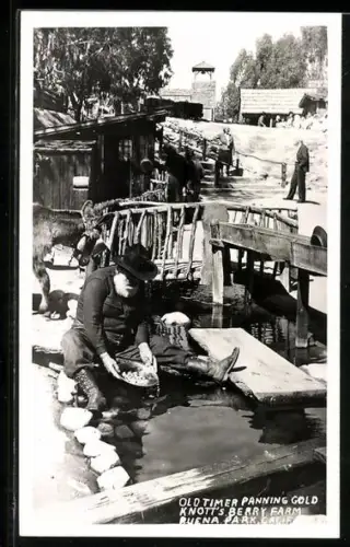 AK Alter Mann beim Goldschürfen, hinter ihm ein Esel