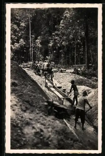 AK Minenarbeiter in einem Goldbergwerk im Kongo