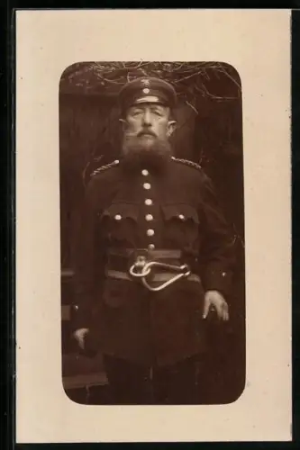 Foto-AK Feuerwehrmann in Uniform mit imposantem Bart