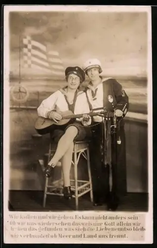 AK Zwei Personen in Matrosenverkleidung mit Gitarre und Säbel