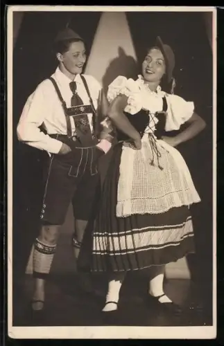 AK Zwei Personen in männlicher und weiblicher Tracht