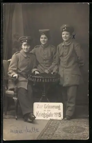 AK An einem Tisch stehende Frauen in Uniform zur Erinnerung an das Kriegsjahr 1915