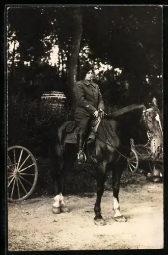 AK Frau in Uniform auf einem Pferd