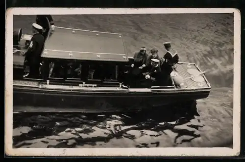 AK Das britische Königspaar an Bord eines Bootes