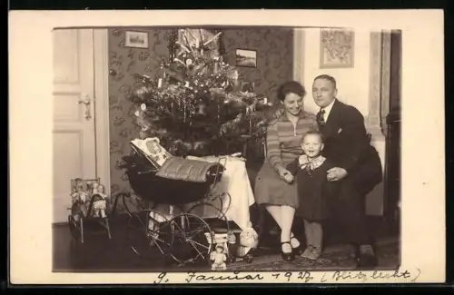 AK Paar mit kleinem Kind und einem Kinderwagen beim Christbaum