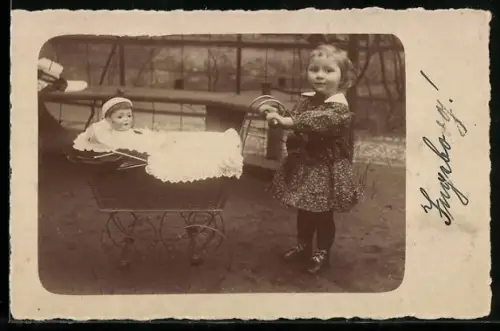 Foto-AK Kleines Kind mit Kinderwagen, in dem eine Puppe liegt