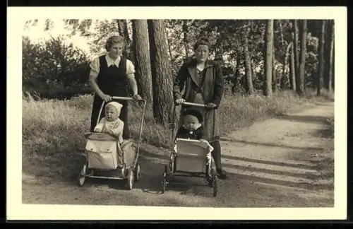 Foto-AK Zwei Mütter mit Kleinkindern im Kinderwagen