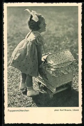 AK Kleines Kind bei einem kleinen Kinderwagen, Puppenmütterchen