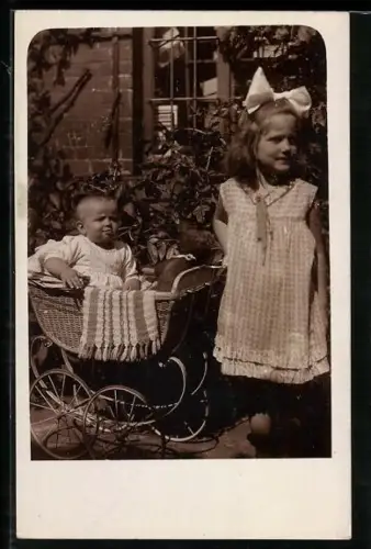 AK Junges Mädchen neben einem Kinderwagen mit einem Kleinkind