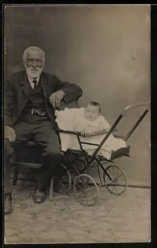 Foto-AK Alter Herr neben einem Kinderwagen mit Kleinkind