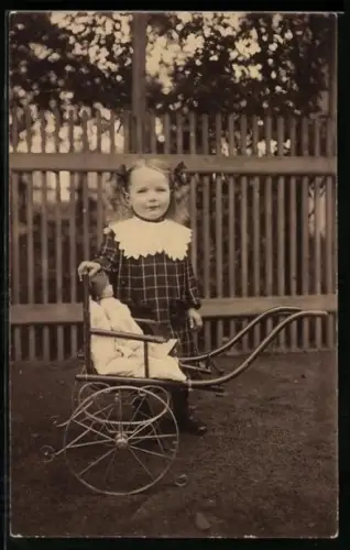 AK Mädchen steht bei einem Kinderwagen, in dem eine Puppe sitzt