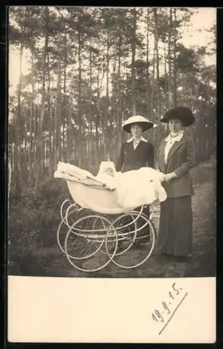 Foto-AK Zwei Damen mit einem Kinderwagen und einem Kleinkind