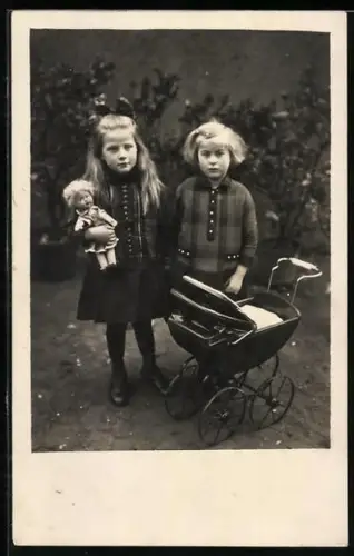 Foto-AK Zwei Mädchen mit Puppe und einem Kinderwagen