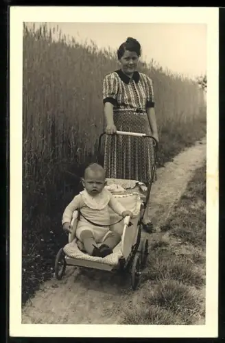 AK Junge Frau mit Kinderwagen und einem Kleinkind