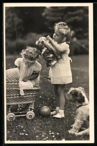 AK Hund beobachtet zwei Mädchen beim Spiel mit Kinderwagen und Puppe