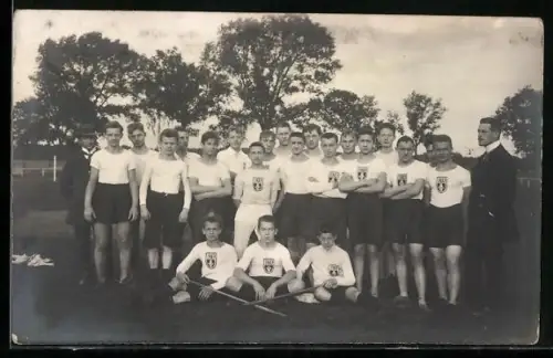 Foto-AK Sportler vom Leichtathletik-Verein BTK mit Turner-Emblem