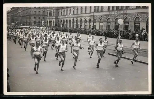 Foto-AK München, Teilnehmer des Hypo-Laufs am Geschäftsgebäude vom Auto-Union