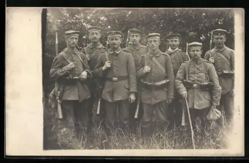 Foto-AK Soldaten eines Infanterie-Regiments in Feldgrau Uniform mit Krätzchen, Magazintaschen und Gewehr
