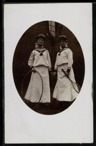 AK Zwei Damen mit Tennisschläger und einem Reifen