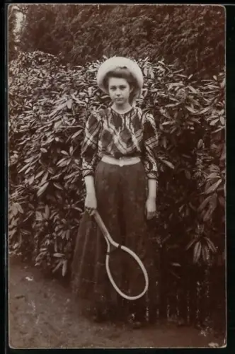 AK Hübsche Dame mit einem Tennisschläger